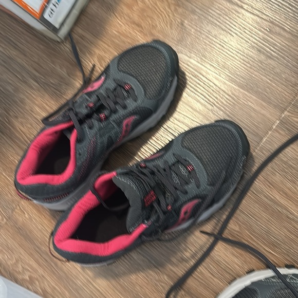 Saucony woman’s grid raptor TR  running shone size 8 gray/magenta like new - Picture 7 of 7